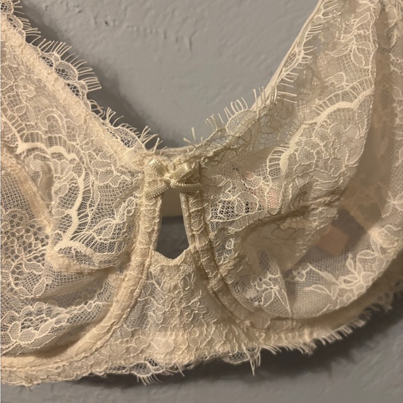 White/ivory unlined dream angels demo bra Victoria’s Secret- size 42g - Picture 3 of 11